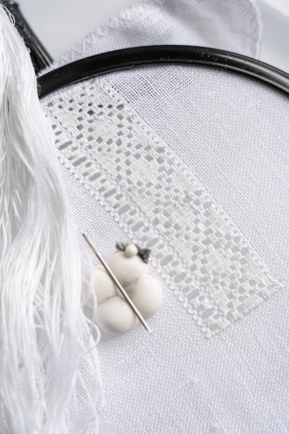 Ręcznie haftowany wzór na naturalnej tkaninie